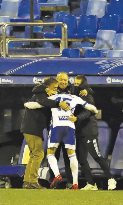  ?? JAIME GALINDO ?? JIM, su segundo Juanma Guerrero, el delegado Alberto Belsué y Chavarría se abrazan tras el gol al Lugo.