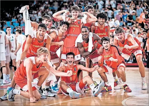  ?? ?? Los jugadores de la Selección Sub-18 celebran la victoria ante Serbia y el pase a la final del Europeo de Esmirna (Turquía).