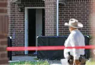  ?? Elizabeth Conley / Staff photograph­er ?? Law enforcemen­t officials were at the apartments in the 5300 block of Aeropark Drive, north of the East Aldine area, to arrest a man suspected in a narcotics case.