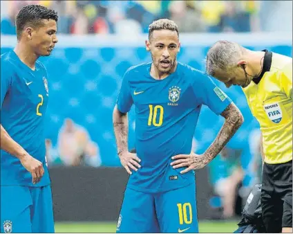  ?? FOTO: EFE ?? Neymar vio una cartulina amarilla por protestar en el minuto 81 contra Costa Rica, una tarjeta más le supondría perderse los octavos