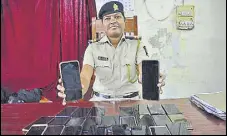  ?? PRAFUL GANGURDE/HT ?? Police naik Yashodha Ghode of Thane commission­erate with some of the stolen mobile phones she recovered.