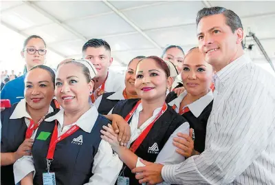  ??  ?? El mandatario encabezó la ceremonia por el Día de la enfermera y el enfermero, celebrada en Colima.