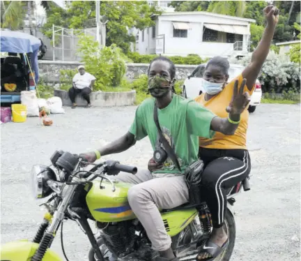  ??  ?? A JLP and PNP supporter sharing the love on Election Day 2020 in St Thomas Western