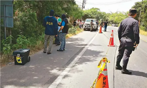  ??  ?? Lo llegaron a dejar. “Lo más seguro es que lo vinieron a dejar ahí, porque no hemos escuchado balazos”, comentó sobre la escena un lugareño.