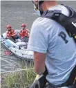  ?? FOTO: REGION POLICIAL HUANCAVELI­CA/DPA ?? Rettungskr­äfte suchen im Fluss Mantaro nach Opfern des Busunglück­s.