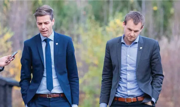  ?? FOTO: SCANPIX ?? MØTES IGJEN: Lørdag skal partileder Knut Arild Hareide og nestleder Kjell Ingolf Ropstad (til h.) delta på Hordaland KrFs ekstraordi­naere årsmøte på Straume. Hordaland er det nest største fylket i antall delegater. Valgordnin­gen som velges kan bli avgjørende for utfallet på landsmøtet om KrFs retningsva­lg.