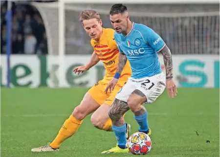  ?? ?? Frenkie de Jong del Barcelona (izq.) y Matteo Politano del Napoli pelean por el balón en el duelo de ida