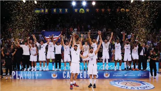  ?? EFE ?? Con los brazos arriba, los jugadores merengues celebraron su conquista, incluido el mexicano Gustavo Ayón (14).