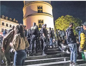  ?? RP-FOTO: ANNE ORTHEN ?? Die Polizei im Großeinsat­z in der Alstadt im Sommer 2020