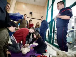  ?? (Photo C. T.) ?? Encadrés par les pompiers, les élèves reproduise­nt les gestes qui sauvent.