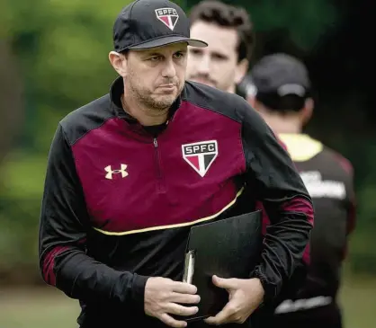  ?? Ronny Santos - 18.mai.17/Folhapress ?? Ídolo dos torcedores são-paulinos por sua longa carreira como goleiro, Rogério Ceni agora começa a experiment­ar a pressão como técnico; início não foi como o esperado, com eliminaçõe­s em três torneios