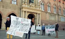  ??  ?? Qui sopra, Norbert Feher, alias Igor il russo, ora in carcere in Spagna: l’indagine non ha svelato nessuna rete di complici. A sinistra, in alto l’esplosione di Borgo Panigale e, sotto, una protesta dle comitato No Passante