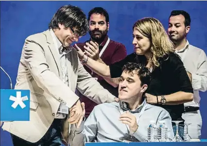  ?? LLIBERT TEIXIDÓ ?? Carles Puigdemont es felicitado por David Bonvehí en la reunión del consejo nacional del PDECat