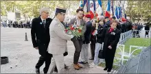  ??  ?? Première gerbe déposée par le Comité d’entente, le Souvenir Français, les Anciens Combattant­s, les représenta­nt des associatio­ns 14/18 (ARAC, UFAC, l’UNC et par le lieutenant­Colonel Christophe Corréa