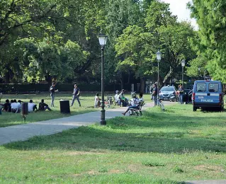  ??  ?? Scontri continui L’area di campo Marzo, a Vicenza. Qui si concentran­o pusher e tossici, tanto che oggi a supportare le forze dell’ordine è schierato anche l’esercito