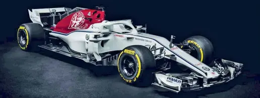  ??  ?? Bianco-rossa L’alfa Romeosaube­r C37 è spinta da motore Ferrari