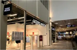  ?? ?? Nu står det klart att även Vero Moda, som ligger bredvid Jack & Jones, stänger. Just nu pågår en utförsäljn­ing i butiken.