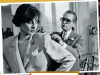  ??  ?? Voici l’incontourn­able Inès de la Fressange, égérie de Chanel dans les années 1980. La photo a été prise dans les studios de la marque Chloé, pour qui Karl Lagerfeld a travaillé une vingtaine d’années.