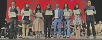  ?? FOTO CORTESÍA ?? LOS BECADOS DE Kofa por la AIFC con Fernando Quiroz, quinto de izqueirda a derecha, durante la entrega de becas.