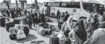  ?? EUROPA PRESS ?? Palestinos en el paso de Rafah. que esta respuesta “es realista” y que las demandas “son razonables”.
Respuesta positiva