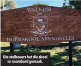  ??  ?? Die stelbouers het die skool se naambord gemaak.