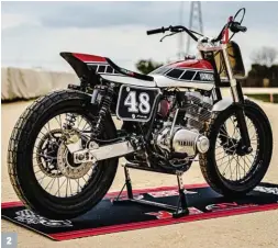  ??  ?? 1. Admirez le style de Niko Sorbo. Vous pourrez rencontrer le Napolitain à Mâcon le 10 juillet.
2. Les motos des années 70 se transforme­nt relativeme­nt facilement en machines de flat-track.