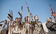  ??  ?? Esperanza. Miembros de un grupo leal a los rebeldes hutíes apoyan las conversaci­ones de paz, con sus armas en alto.