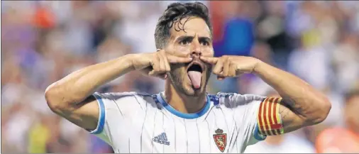  ??  ?? EL CRACK. Javi Ros completó un partidazo y marcó el segundo gol del Real Zaragoza desde el punto de penalti.