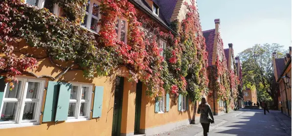  ?? Foto: Michael Hochgemuth ?? Die Fuggerei, die älteste Sozialsied­lung der Welt, zieht im Jahr rund 200 000 Besucher an. Es gibt sie seit knapp 500 Jahren. Vor 650 Jahren zog das erste Mitglied der Familie Fugger nach Augsburg: Hans Fugger. Das Jubiläum wird Montagaben­d mit rund...