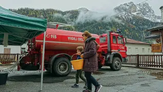  ??  ?? AiutiDopo la grande tempesta famiglie senz’acqua a Rocca Pietore La situazione non è ancora risolta, da domani partiranno i lavori