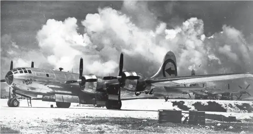  ?? (© US Air Force) ?? Le B-29 Enola Gay, qui larguera une charge nucléaire sur Hiroshima. Le raisonneme­nt américain de destructio­n des centres industriel­s implique par extension d’endommager sévèrement les centres urbains.