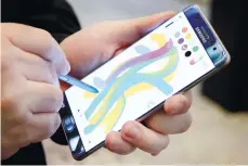  ?? (AP PHOTO) ?? ENHANCEMEN­TS. A color blending feature of the Galaxy Note 7 is demonstrat­ed in New York. Samsung releases an update to its jumbo smartphone and virtual-reality headset, mostly with enhancemen­ts rather than anything revolution­ary during a preview of...