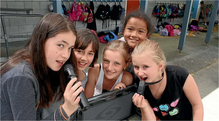  ?? CHRISTINE WALSH/ FAIRFAXMED­IA ?? Frankley school classmates singing up a storm, as they pretend to do karaoke with the learning audio system.