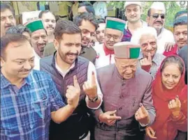  ?? HT PHOTO ?? Former CM Virbhadra Singh along with his son MLA Vikramadit­ya Singh and wife Pratibha Singh at a polling booth in Rampur.