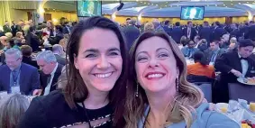  ??  ?? Con la ministra ungherese
Un «selfie» postato da Giorgia Meloni sul suo account Twitter dal National Prayer Breakfast insieme con la titolare della delega a Famiglia e gioventù nel governo di Viktor Orban