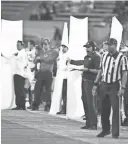  ?? ROB SCHUMACHER/AZCENTRAL SPORTS ?? Oregon uses sideline curtains to signal plays against Arizona State at Sun Devil Stadium in 2015. Oregon coach Willie Taggart says he won’t use curtains.