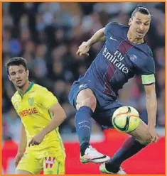  ??  ?? “Ibra” en una jugada con el PSG