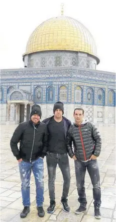  ??  ?? Nicolás Córdova, Roberto Bishara y Sebastián Miranda posan durante la visita a Palestina.