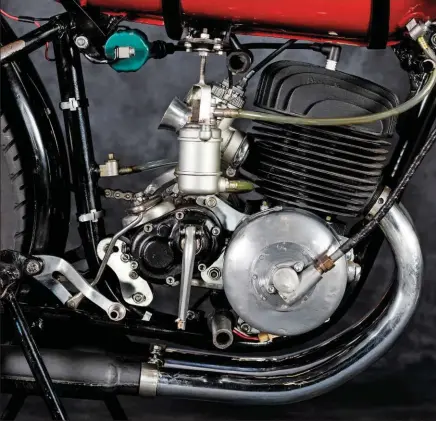  ??  ?? LEFT: Montesa proved that a twostroke engine could compete against the predominan­tly four-stroke competitio­n in the 125cc class. Sixspeed gearbox was bolted on, in semiunit constructi­on