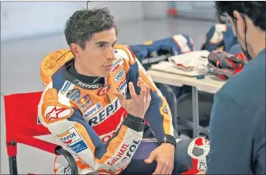  ??  ?? Marc Márquez habla con uno de sus técnicos durante uno de sus test para preparar el regreso a las pistas.