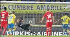  ??  ?? LA ÚLTIMA PARADA. Oblak detiene el balón a Viera