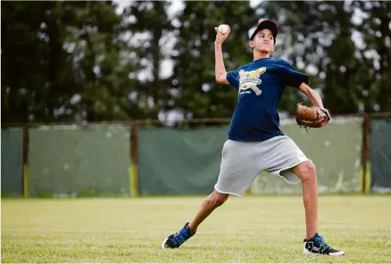  ?? Rafael Hupsel/Folhapress ?? Kevin Medina, 14, em treino da academia da MLB em Ibiúna (SP)