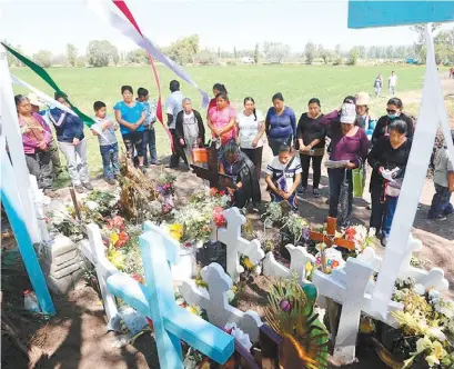  ?? JORGE CARBALLO ?? Tras la misa, deudos anunciaron la construcci­ón de una capilla.