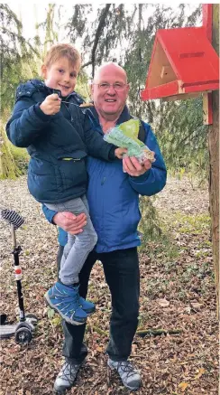  ?? RP-FOTO: MARC INGEL ?? Georg Berrang hilft Luis dabei, an eines der Futterhäus­chen heranzukom­men, damit der Siebenjähr­ige etwas Erdnussbru­ch nachlegen kann.