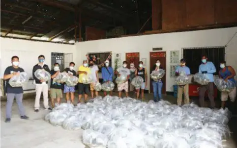  ?? (BFAR-3) ?? FINGERLING­S.
The Bureau of Fisheries and Aquatic Resources (BFAR)-Region 3 distribute­s some 60,000 'bangus' (milkfish) fingerling­s to some 30 fish growers in the coastal towns of Macabebe and Masantol in Pampanga on Wednesday (Dec. 15, 2021). The move is part of BFAR's continuing efforts to boost fish production not only in Pampanga but also in the entire Central Luzon.
