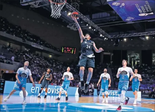  ??  ?? NOVEDAD. Gabriel Deck, uno de los dos fichajes del Real Madrid para esta temporada, anota en la semifinal durante el Obradoiro..