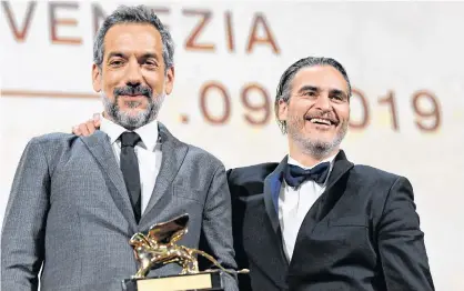  ?? PIROSCHKA VAN DE WOUW/REUTERS ?? Director Todd Phillips poses next to Joaquin Phoenix after winning the Golden Lion for Best Film at the 76th Venice Film Festival in Venice, Italy, Saturday.