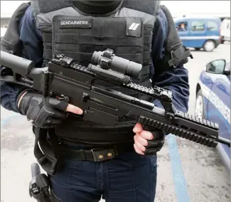  ??  ?? Les forces de l’ordre sont encouragée­s à sortir en patrouille avec le fusil d’assaut dont elles ont été dotées en . (Photo François Nascimbeni/AFP)