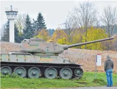  ??  ?? Noch immer stehen alte Panzer an der früheren innerdeuts­chen Grenze.