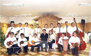  ??  ?? Jose "Dodong" and wife Nena Gullas with the JRG Visayanian Halad Orchestra